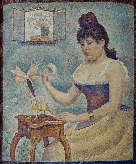 Mujer joven empolvándose
