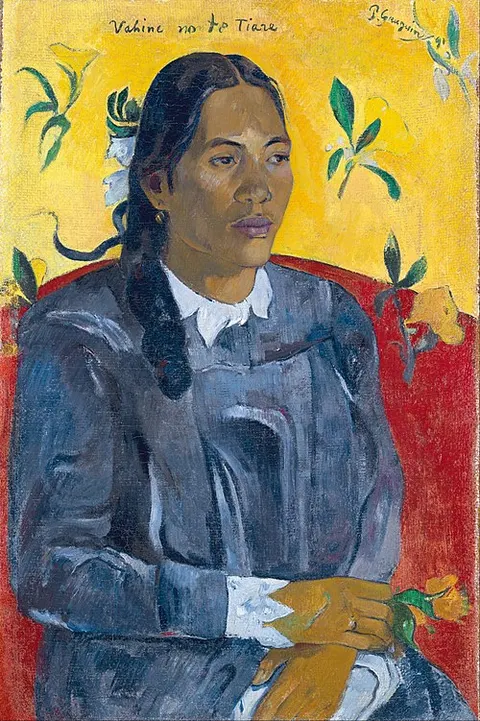 Mujer con una flor