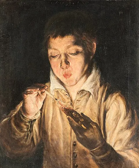 Muchacho encendiendo una candela