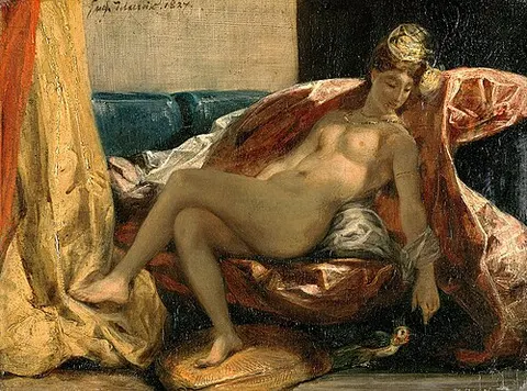 Mujer acariciando un loro