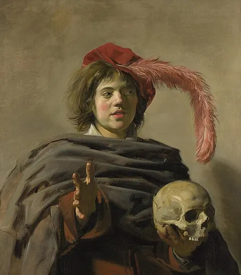 Joven sosteniendo una calavera