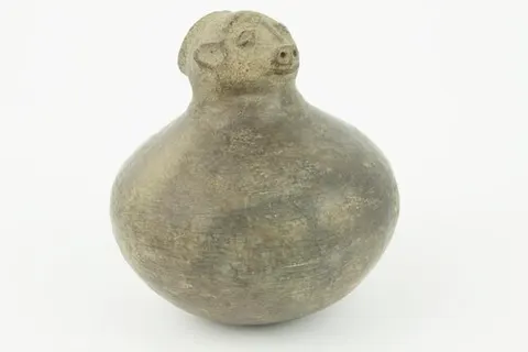 Pot with bear effigy