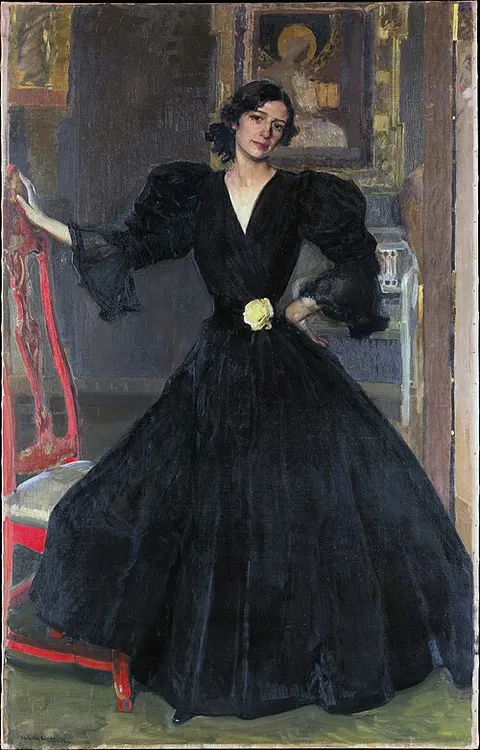 Clotilde con traje negro