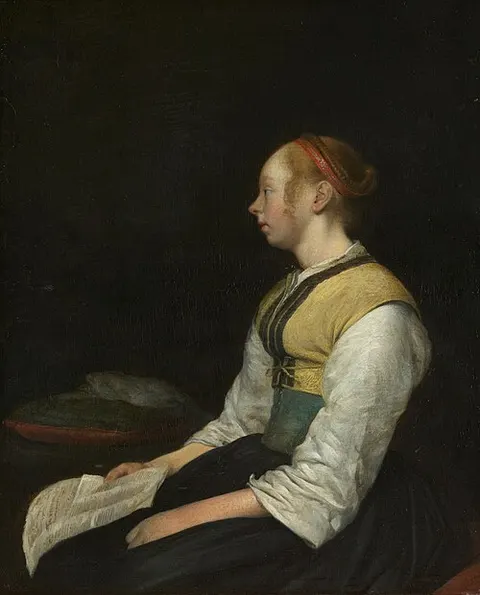 Joven sentada con traje de campesina
