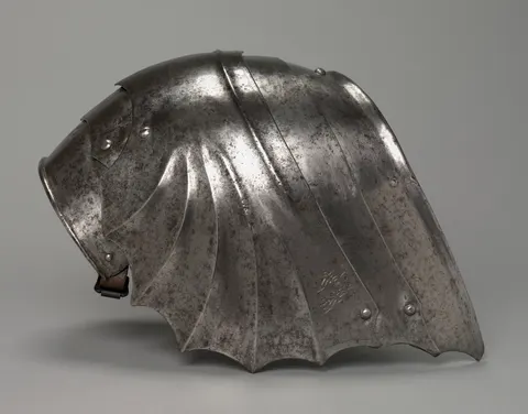 Gothic Fan-Shaped Pauldron (left)