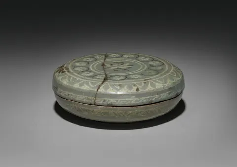 Box and Cover with Chrysanthemum  and Scroll Design