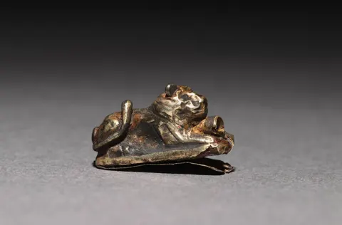 Recumbent Lion Bead