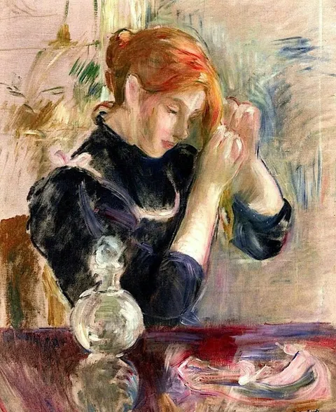 Femme se coiffant