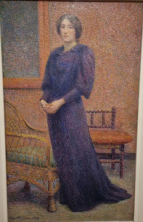 Jeune femme debout