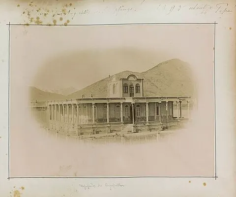 Wohnhaus der Angestellten auf dem Firmengelände von Ziegler & Co. in Sultanabad