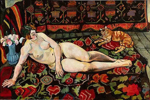Desnudo con gato, tumbado sobre una cortina floral