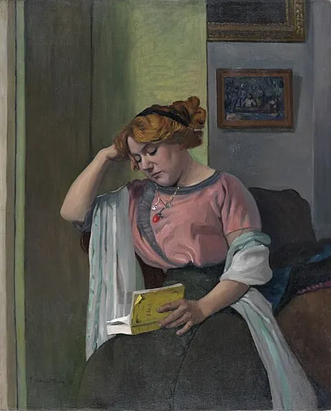 Femme lisant dans un intérieur