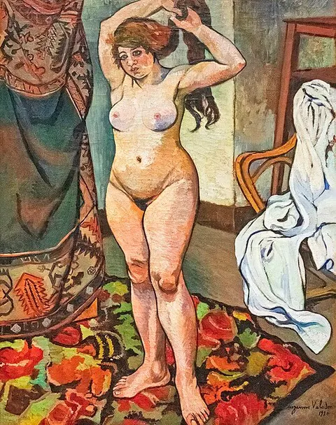 Gilberte nue se coiffant